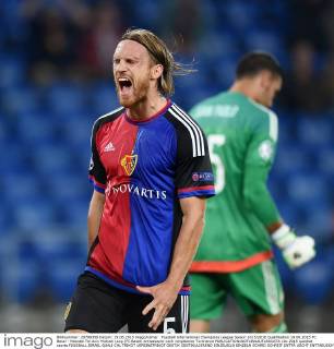 Fussball International Champions League Saison 2015 2016 Qualifikation 19.08.2015 FC Basel - Maccabi Tel Aviv Michael Lang (FC Basel) enttaeuscht nach vergebener Torchance 