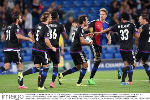 Fussball International Champions League Saison 2015 2016 Qualifikation 19.08.2015 FC Basel - Maccabi Tel Aviv JUBEL FC Basel; Shkelzen Gashi, Michael Lang, Breel Embolo, Torschuetze zum 1-1 Ausgleich Matias Emilio Delgado, Daniel Hoegh, Mohamed Elneny und Luca Zuffi (v.li.) 
