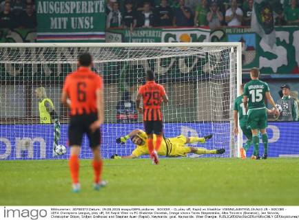 SOCCER - CL play off, Rapid vs Shakhtar VIENNA,AUSTRIA,19.AUG.15 - SOCCER - UEFA Champions League, play off, SK Rapid Wien vs FC Shakhtar Donetsk. Image shows Taras Stepanenko, Alex Teixeira (Donetsk), Jan Novota, Christopher Dibon, Srdjan Grahovac and Stephan Auer (Rapid). Keywords: goal. Keywords: Wien Energie. GEPAxpictures xChristianxOrt