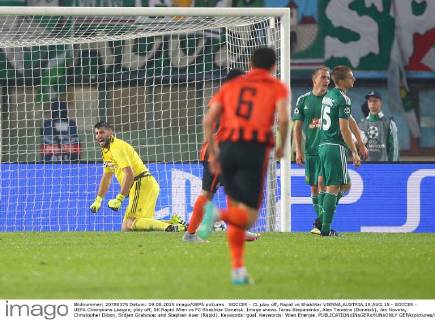 SOCCER - CL play off, Rapid vs Shakhtar VIENNA,AUSTRIA,19.AUG.15 - SOCCER - UEFA Champions League, play off, SK Rapid Wien vs FC Shakhtar Donetsk. Image shows Taras Stepanenko, Alex Teixeira (Donetsk), Jan Novota, Christopher Dibon, Srdjan Grahovac and Stephan Auer (Rapid). Keywords: goal. Keywords: Wien Energie. GEPAxpictures xChristianxOrt