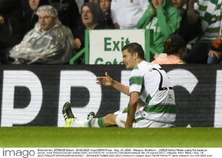 Aug. 19, 2015 - Glasgow, Skottland - 150819 Celtics Mikael Lustig fick baras ut pa bar under fotbollsmatchen mellan Celtic och Malmö FF i kvalet till Champions League den 19 augusti 2015 i Glasgow..Foto: News - Aug. 19, 2015 - ZUMAb138