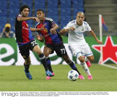 19.08.2015 Basel Schweiz Fussball Herren Champions League Qualifikation Staion St.Jakob Park FC Basel - Maccabi Tel-Aviv FC Bild zeigt Mohamed Elneny Basels Neuzugang Jean-Paul Boetius gegen Tal Ben Haim II Aktion Foto 