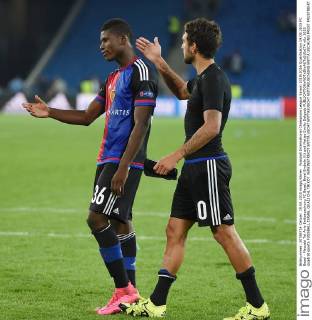 Fussball International Champions League Saison 2015 2016 Qualifikation 19.08.2015 FC Basel - Maccabi Tel Aviv Enttaeuschung FC Basel; Breel Embolo (li) und Matias Emilio Delgado 
