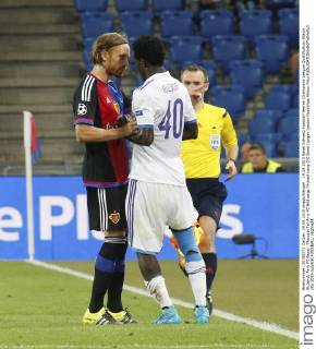 19.08.2015 Basel Schweiz Fussball Herren Champions League Qualifikation Staion St.Jakob Park FC Basel - Maccabi Tel-Aviv FC Bild zeigt Michael Lang (FC Basel) gegen Igiebor Nosakhae Aktion Foto 