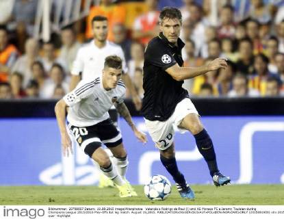 Valencia s Rodrigo de Paul (l) and AS Monaco FC s Jeremy Toulalan during Champions League 2015 2016 Play-Offs 1st leg match. August 19,2015.  (2015081908)