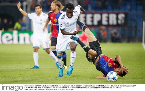 19.08.2015 St Jakob Park Basel ,SCHWEIZ , Saison 2015 2016 Herren Fussball UEFA Champions League Quali Hinspiel FC Basel - Maccabi Tel Aviv Nosakhare Igiebor (Tel Aviv) gegen Mohamed Elneny (FC Basel) 