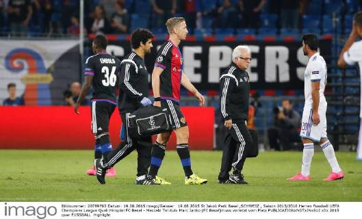 19.08.2015 St Jakob Park Basel ,SCHWEIZ , Saison 2015 2016 Herren Fussball UEFA Champions League Quali Hinspiel FC Basel - Maccabi Tel Aviv Marc Janko (FC Basel)muss verletzt vom Platz 
