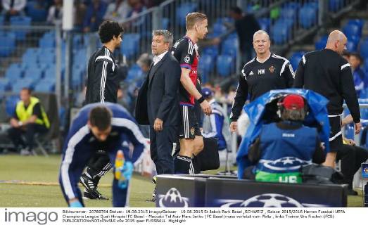 19.08.2015 St Jakob Park Basel ,SCHWEIZ , Saison 2015 2016 Herren Fussball UEFA Champions League Quali Hinspiel FC Basel - Maccabi Tel Aviv Marc Janko (FC Basel)muss verletzt vom Platz , links Trainer Urs Fischer (FCB) 
