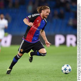 Fussball International Champions League Saison 2015 2016 Qualifikation 19.08.2015 FC Basel - Maccabi Tel Aviv Michael Lang (FC Basel) am Ball