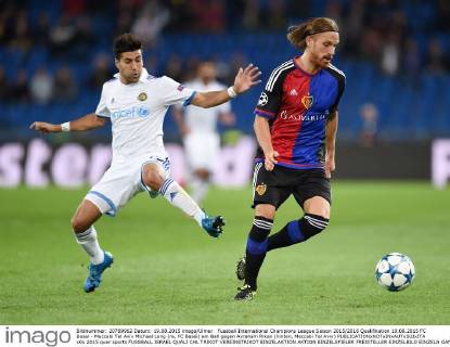 Fussball International Champions League Saison 2015 2016 Qualifikation 19.08.2015 FC Basel - Maccabi Tel Aviv Michael Lang (re, FC Basel) am Ball gegen Avraham Rikan (hinten, Maccabi Tel Aviv) 