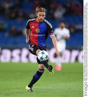 Fussball International Champions League Saison 2015 2016 Qualifikation 19.08.2015 FC Basel - Maccabi Tel Aviv Michael Lang (FC Basel) am Ball 