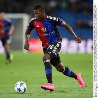Fussball International Champions League Saison 2015 2016 Qualifikation 19.08.2015 FC Basel - Maccabi Tel Aviv Breel Embolo (FC Basel) am Ball