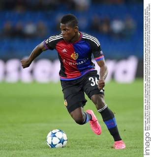Fussball International Champions League Saison 2015 2016 Qualifikation 19.08.2015 FC Basel - Maccabi Tel Aviv Breel Embolo (FC Basel) am Ball