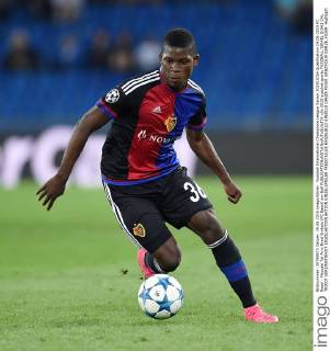 Fussball International Champions League Saison 2015 2016 Qualifikation 19.08.2015 FC Basel - Maccabi Tel Aviv Breel Embolo (FC Basel) am Ball