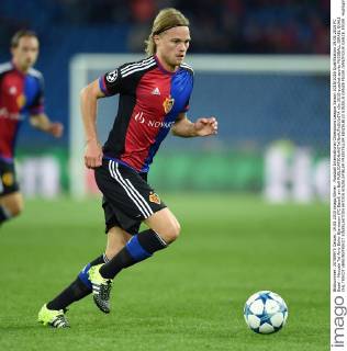 Fussball International Champions League Saison 2015 2016 Qualifikation 19.08.2015 FC Basel - Maccabi Tel Aviv Birkir Bjarnason (FC Basel) am Ball