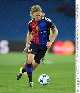 Fussball International Champions League Saison 2015 2016 Qualifikation 19.08.2015 FC Basel - Maccabi Tel Aviv Birkir Bjarnason (FC Basel) am Ball