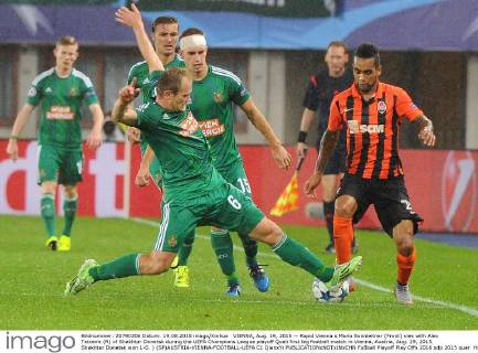 VIENNA, Aug. 19, 2015 -- Rapid Vienna s Mario Sonnleitner (Front) vies with Alex Teixeira (R) of Shakhtar Donetsk during the UEFA Champions League playoff Quali first leg football match in Vienna, Austria, Aug. 19, 2015. Shakhtar Donetsk won 1-0. ) (SP)AUSTRIA-VIENNA-FOOTBALL-UEFA C1 QianxYi 