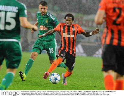 VIENNA, Aug. 19, 2015 -- Fred (C) of Shakhtar Donetsk during the UEFA Champions League playoff Quali first leg football match with Rapid Vienna in Vienna, Austria, on Aug. 19, 2015. Shakhtar Donetsk won 1-0. ) (SP)AUSTRIA-VIENNA-FOOTBALL-UEFA C1 QianxYi 