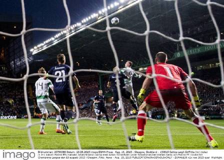 Aug. 19, 2015 - Glasgow, Skottland - 150819 Celtics Leigh Griffiths (tv) nickar in 3-1 bakom Malmö FFs malvakt Johan Wiland i kamp med Anton Tinnerholm under fotbollsmatchen mellan Celtic och Malmö FF i kvalet till Champions League den 19 augusti 2015 i Glasgow..Foto: News - Aug. 19, 2015 - ZUMAb138