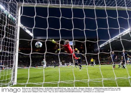 Aug. 19, 2015 - Glasgow, Skottland - 150819 Celtics Leigh Griffiths (ej i bild) nickar in 3-1 bakom Malmö FFs malvakt Johan Wiland under fotbollsmatchen mellan Celtic och Malmö FF i kvalet till Champions League den 19 augusti 2015 i Glasgow..Foto: News - Aug. 19, 2015 - ZUMAb138