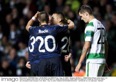 Aug. 19, 2015 - Glasgow, Skottland - 150819 Celtics Mikael Lustig deppar och Malmö FFs spelare jublar efter att Jo Inge Berget gjort 3-1 under fotbollsmatchen mellan Celtic och Malmö FF i kvalet till Champions League den 19 augusti 2015 i Glasgow..Foto: News - Aug. 19, 2015 - ZUMAb138