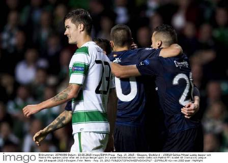 Aug. 19, 2015 - Glasgow, Skottland - 150819 Celtics Mikael Lustig deppar och Malmö FFs spelare jublar efter att Jo Inge Berget gjort 3-1 under fotbollsmatchen mellan Celtic och Malmö FF i kvalet till Champions League den 19 augusti 2015 i Glasgow..Foto: News - Aug. 19, 2015 - ZUMAb138
