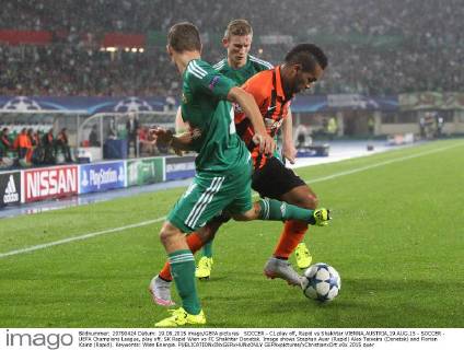 SOCCER - CL play off, Rapid vs Shakhtar VIENNA,AUSTRIA,19.AUG.15 - SOCCER - UEFA Champions League, play off, SK Rapid Wien vs FC Shakhtar Donetsk. Image shows Stephan Auer (Rapid) Alex Teixeira (Donetsk) and Florian Kainz (Rapid). Keywords: Wien Energie. GEPAxpictures xChristianxOrt
