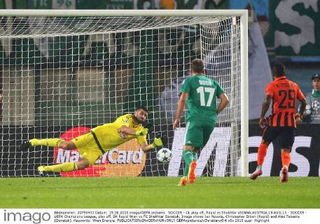 SOCCER - CL play off, Rapid vs Shakhtar VIENNA,AUSTRIA,19.AUG.15 - SOCCER - UEFA Champions League, play off, SK Rapid Wien vs FC Shakhtar Donetsk. Image shows Jan Novota, Christopher Dibon (Rapid) and Alex Teixeira (Donetsk). Keywords: Wien Energie. GEPAxpictures xChristianxOrt