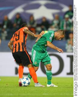 SOCCER - CL play off, Rapid vs Shakhtar VIENNA,AUSTRIA,19.AUG.15 - SOCCER - UEFA Champions League, play off, SK Rapid Wien vs FC Shakhtar Donetsk. Image shows Alex Teixeira (Donetsk) and Steffen Hofmann (Rapid). Keywords: Wien Energie. GEPAxpictures xChristianxOrt