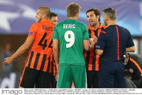 SOCCER - CL play off, Rapid vs Shakhtar VIENNA,AUSTRIA,19.AUG.15 - SOCCER - UEFA Champions League, play off, SK Rapid Wien vs FC Shakhtar Donetsk. Image shows Yaroslav Rakitskiy (Donetsk), Robert Beric (Rapid), Darijo Srna (Donetsk) and referee Bjoern Kuipers (NED). Keywords: Wien Energie. GEPAxpictures xChristianxOrt