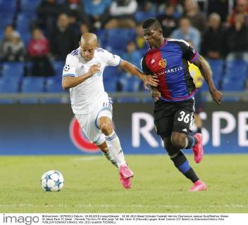 19.08.2015 Basel Schweiz Fussball Herren Champions League Qualifikation Staion St.Jakob Park FC Basel - Maccabi Tel-Aviv FC Bild zeigt Tal Ben Haim II (Maccabi) gegen Breel Embolo (FC Basel) re.Zweikampf Aktion Foto