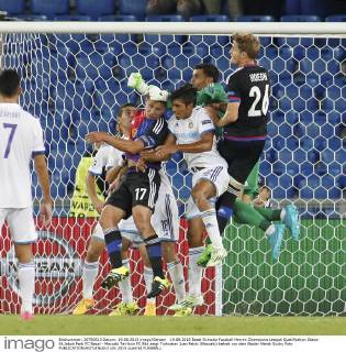 19.08.2015 Basel Schweiz Fussball Herren Champions League Qualifikation Staion St.Jakob Park FC Basel - Maccabi Tel-Aviv FC Bild zeigt Torhueter Juan Pablo (Maccabi) befreit vor dem Basler Marek Suchy Foto