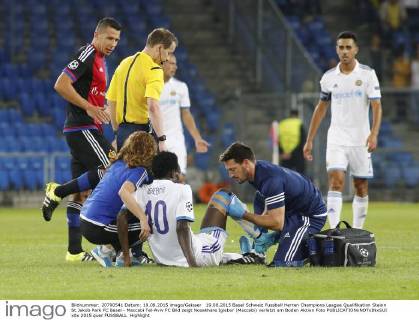 19.08.2015 Basel Schweiz Fussball Herren Champions League Qualifikation Staion St.Jakob Park FC Basel - Maccabi Tel-Aviv FC Bild zeigt Nosakhare Igiebor (Maccabi) verletzt am Boden Aktion Foto 