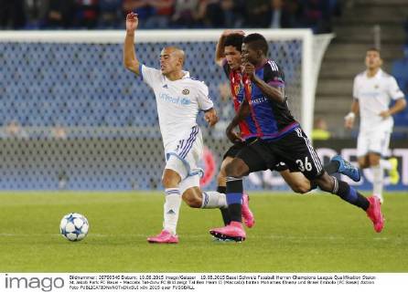 19.08.2015 Basel Schweiz Fussball Herren Champions League Qualifikation Staion St.Jakob Park FC Basel - Maccabi Tel-Aviv FC Bild zeigt Tal Ben Haim II (Maccabi) hinten Mohames Elneny und Breel Embolo (FC Basel) Aktion Foto