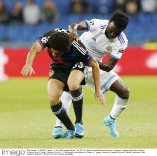 19.08.2015 Basel Schweiz Fussball Herren Champions League Qualifikation Staion St.Jakob Park FC Basel - Maccabi Tel-Aviv FC Bild zeigt Basels Mohamed Elneny li. . gegen Nosakhare Igiebor (Maccabi) Aktion Zweikampf Foto