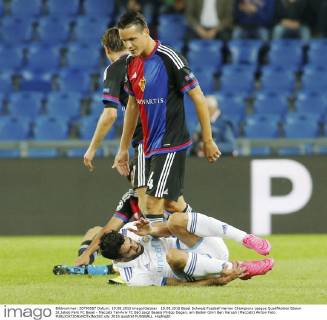 19.08.2015 Basel Schweiz Fussball Herren Champions League Qualifikation Staion St.Jakob Park FC Basel - Maccabi Tel-Aviv FC Bild zeigt Basels Philipp Degen, am Boden Omri Ben Harush (Maccabi) Aktion Foto