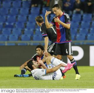 19.08.2015 Basel Schweiz Fussball Herren Champions League Qualifikation Staion St.Jakob Park FC Basel - Maccabi Tel-Aviv FC Bild zeigt Basels Philipp Degen, am Boden Omri Ben Harush (Maccabi) Aktion Foto