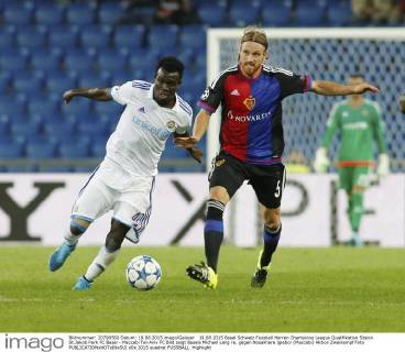 19.08.2015 Basel Schweiz Fussball Herren Champions League Qualifikation Staion St.Jakob Park FC Basel - Maccabi Tel-Aviv FC Bild zeigt Basels Michael Lang re. gegen Nosakhare Igiebor (Maccabi) Aktion Zweikampf Foto