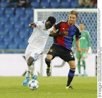 19.08.2015 Basel Schweiz Fussball Herren Champions League Qualifikation Staion St.Jakob Park FC Basel - Maccabi Tel-Aviv FC Bild zeigt Basels Michael Lang re. gegen Nosakhare Igiebor (Maccabi) Aktion Zweikampf Foto