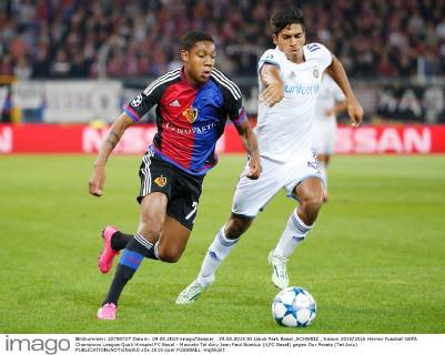 19.08.2015 St Jakob Park Basel ,SCHWEIZ , Saison 2015 2016 Herren Fussball UEFA Champions League Quali Hinspiel FC Basel - Maccabi Tel Aviv Jean Paul Boetius (li,FC Basel) gegen Dor Peretz (Tel Aviv) 