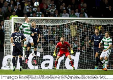 Aug. 19, 2015 - Glasgow, Skottland - 150819 Celtics Leigh Griffiths (tv) nickar i kamp med Malmö FFs Anton Tinnerholm in 3-1 malet bakom malvakt Johan Wiland under fotbollsmatchen mellan Celtic och Malmö FF i kvalet till Champions League den 19 augusti 2015 i Glasgow..Foto: News - Aug. 19, 2015 - ZUMAb138