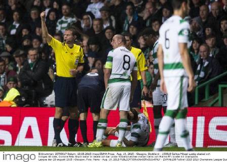 Aug. 19, 2015 - Glasgow, Skottland - 150819 Celtics Mikael Lustig skadad och tvingas till byte, Domare Felix Brych kallar in läkare och bar under fotbollsmatchen mellan Celtic och Malmö FF i kvalet till Champions League den 19 augusti 2015 i Glasgow..Foto: News - Aug. 19, 2015 - ZUMAb138