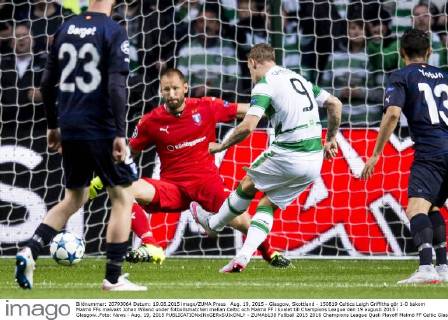 Aug. 19, 2015 - Glasgow, Skottland - 150819 Celtics Leigh Griffiths gör 1-0 bakom Malmö FFs malvakt Johan Wiland under fotbollsmatchen mellan Celtic och Malmö FF i kvalet till Champions League den 19 augusti 2015 i Glasgow..Foto: News - Aug. 19, 2015 - ZUMAb138
