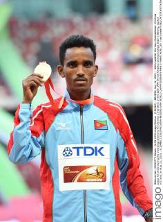 (150822) --BEIJING, Aug 22, 2015 -- Gold medallist Ghirmay Ghebreslassie of Eritrea poses for photo during the awarding ceremony for the men s marathon at the 15th IAAF World Athletics Championships 2015 in Beijing, capital of China, on Aug. 22, 2015. ) (CORRECTION)(SP)CHINA-BEIJING-IAAF WORLD CHAMPIONSHIPS-MEN S MARATHON (CN) YuexYuewei 