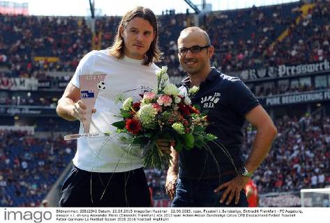 22.08.2015, xpsx, Fussball 1.Bundesliga, Eintracht Frankfurt - FC Augsburg, emspor v.l. ehrung Alexander Meier (Eintracht Frankfurt)