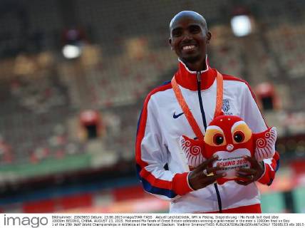 Aktuell Leichtathletik, WM in Peking, Siegerehrung - Mo Farah holt Gold Ã¼ber 10000m BEIJING, CHINA. AUGUST 23, 2015. Mohamed Mo Farah of Great Britain celebrates winning a gold medal in the men s 10000m final on Day 1 of the 15th IAAF World Championships in Athletics at the National Stadium. Vladimir Smirnov TASS  TS00B1E3