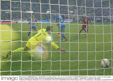 Tor zum 1-2 durch Robert LEWANDOWSKI (Bayern Muenchen,3.v.li,halb verdeckt) gegen Torwart Oliver BAUMANN (1899),Hintertorkamera,Hintertorperspektive,Aktion,Torschuss, Fussball 1. Bundesliga, 2. Spieltag, TSG 1899 Hoffenheim-FC Bayern Muenchen 1-2, am 22.08.2015 in Sinsheim Deutschland.Wirsol Rhein Neckar Arena .