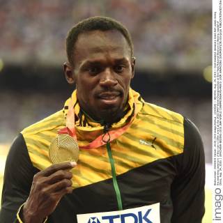 (150824) -- BEIJING, Aug. 24, 2015 -- Gold medalist Jamaica s Usain Bolt poses during the awarding ceremony of the men s 100m event at the 2015 IAAF Wolrd Championships at Bird Nest National Stadium in Beijing, capital of China, Aug. 24, 2015. ) (SP)CHINA-BEIJING-2015 IAAF WORLD CHAMPIONSHIPS-MEN S 100M AWARDING CEREMONY(CN) GongxLei 