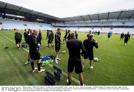 Aug. 24, 2015 - Malmö, Sverige - 150824 Malmö FFs spelare dricker vatten during practice session of Malmö FF for the Champions League Playoff match.  - ZUMAb138