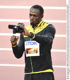 Aktuell Leichtathletik WM in Peking, 100m der Herren, Siegerehrung BEIJING, CHINA - AUGUST 24: (CHINA OUT) Gold medalist Usain Bolt of Jamaica poses during the medal ceremony for the Men s 100 metres final during day three of the 15th IAAF World Athletics Championships Beijing 2015 at Beijing National Stadium on August 24, 2015 in Beijing, China.  CFP471846159 